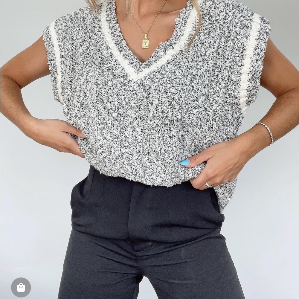 Boutique Chic Black and White Knit V-Neck Top - Picture 2 of 2
